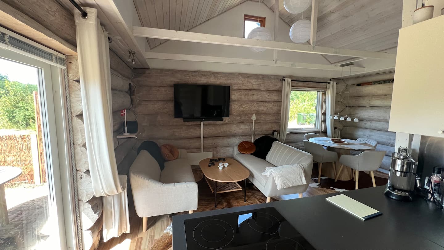 Hyggelig opholdsstue i bjælkehuset