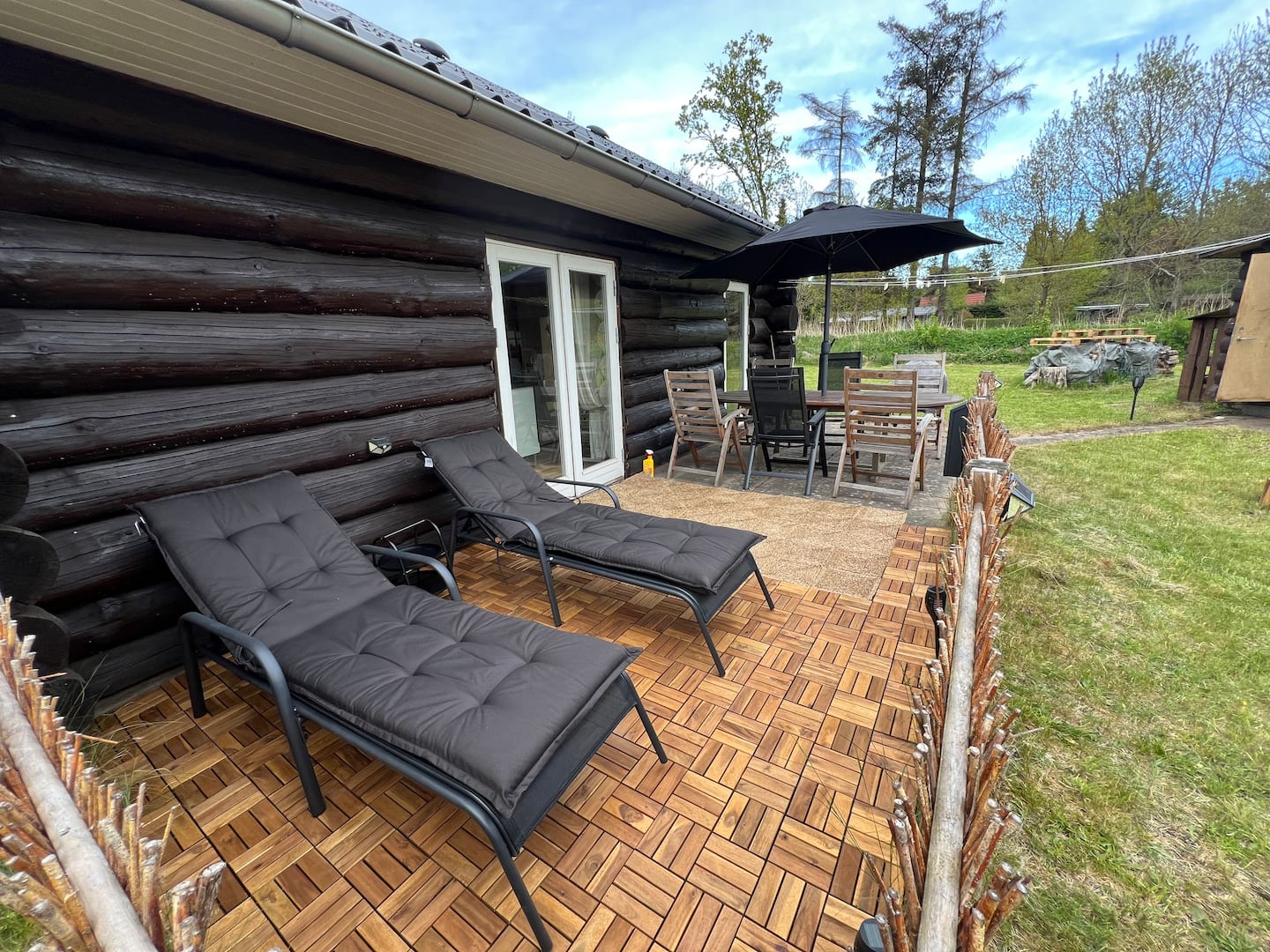 Terrasse og have